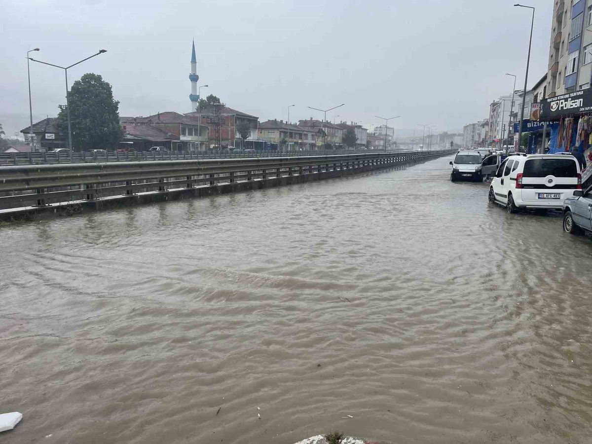 Kavak’ta sağanak yağış etkili oldu: Yollar göle döndü