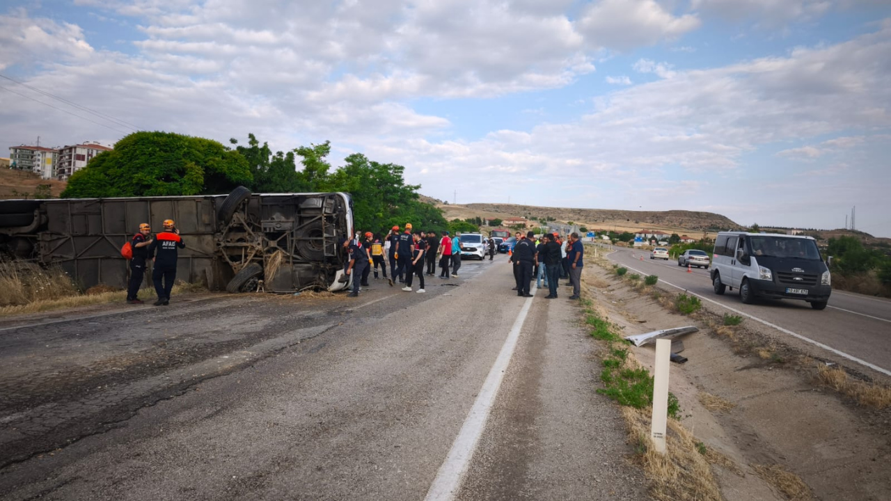 Kırıkkale'de yolcu otobüsü devrildi: 1 ölü, 40 yaralı