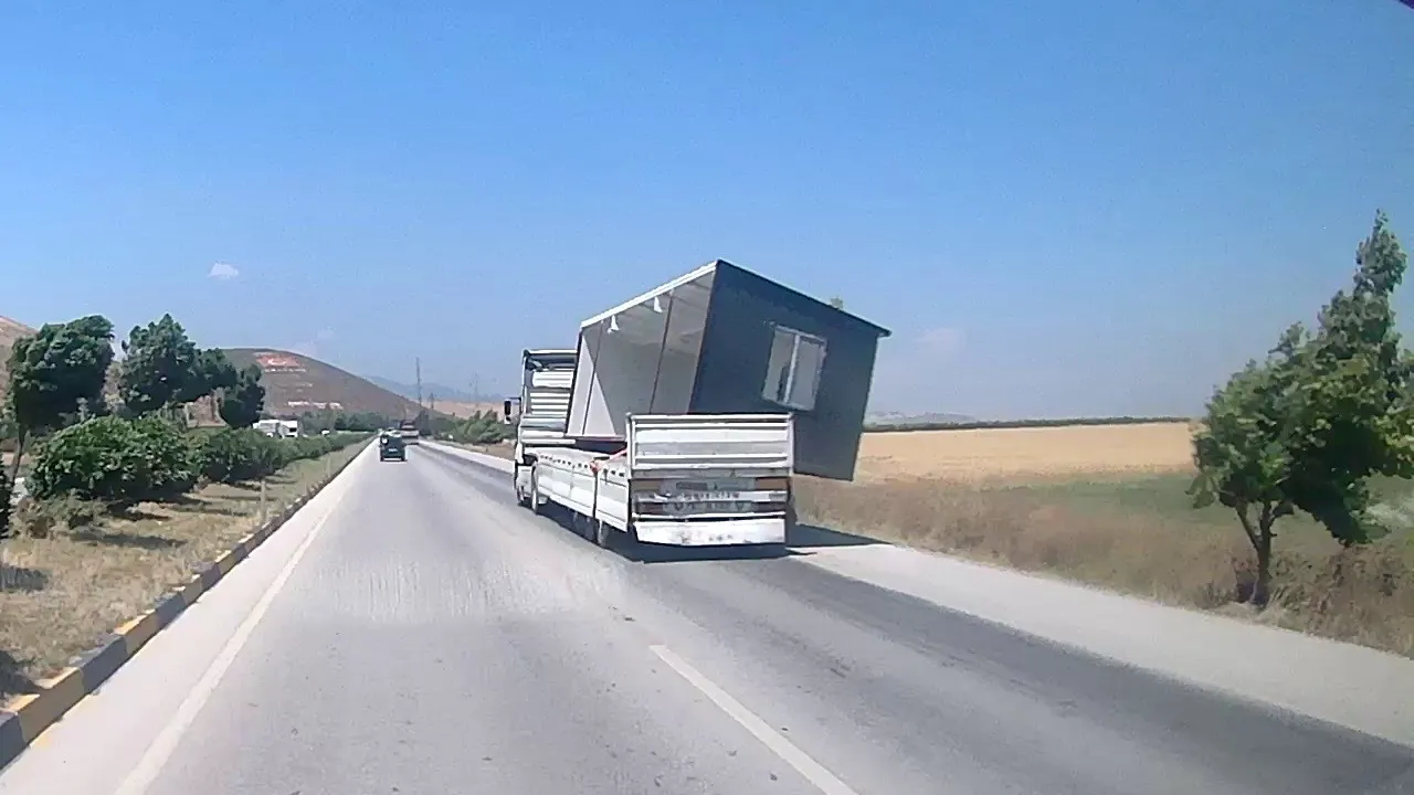 Hatay'da fırtına tırın üzerindeki konteyneri uçurdu! O anlar kameraya yansıdı