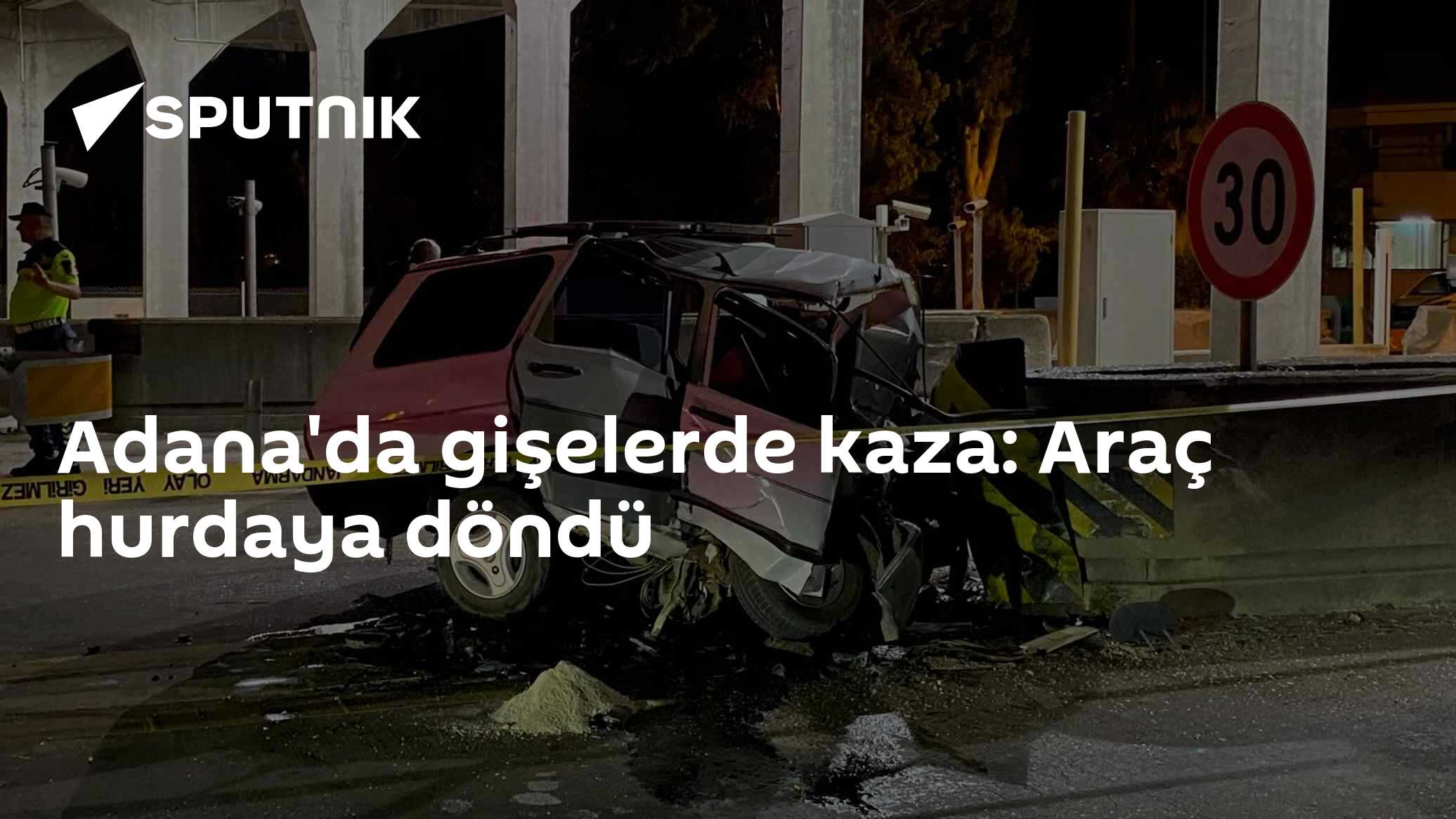 Adana'da gişelerde kaza: Araç hurdaya döndü
