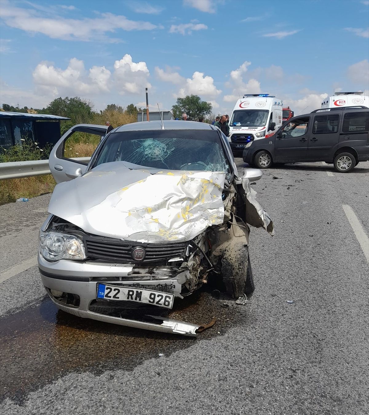 Edirne'de otomobille kamyonetin çarpıştığı kazada 6 kişi yaralandı