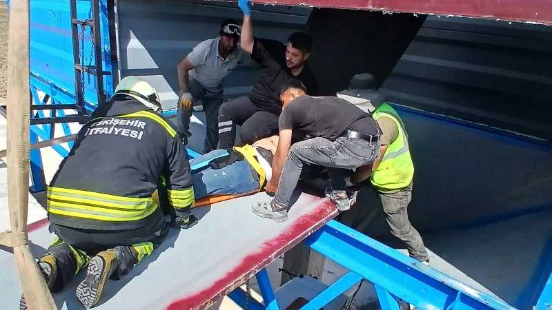 Taş kırma kuyusuna düşen işçiler kurtarıldı
