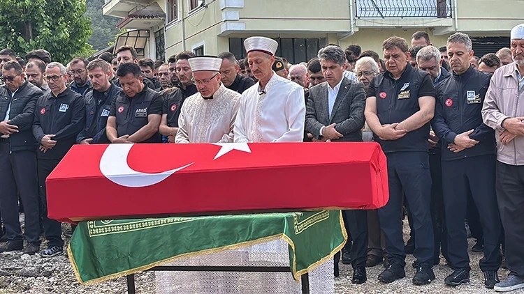 AFAD personeline acı veda! Cenaze namazını babası kıldırdı
