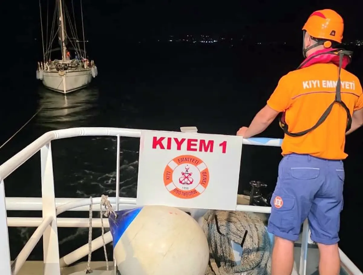 Çanakkale'de sürüklenen tekne kurtarıldı