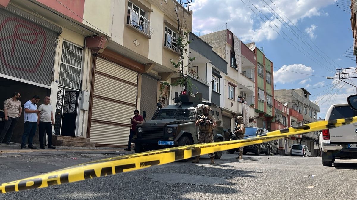 Yakalanacağını anlayınca kaçmaya çalışan şüpheliyi Özel Harekat ekipleri yakaladı