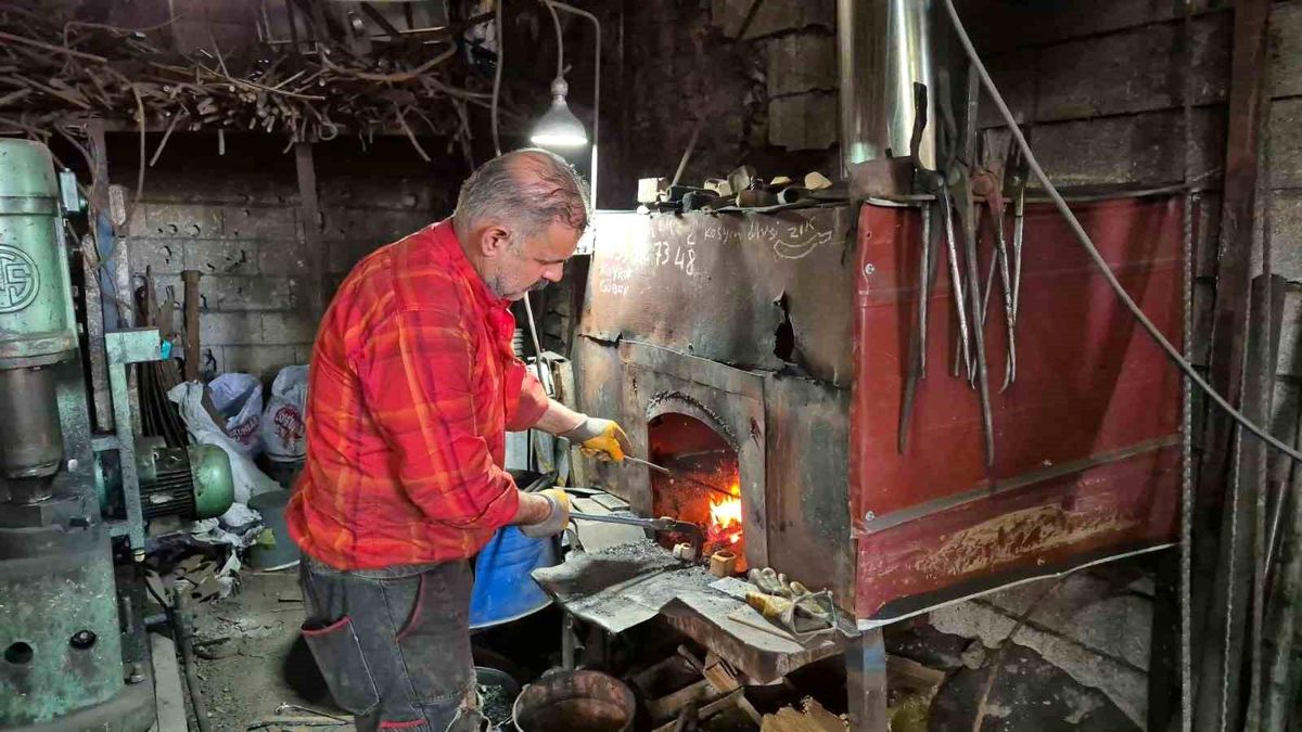 600 derecelik ocağın başında sıcağa meydan okuyor