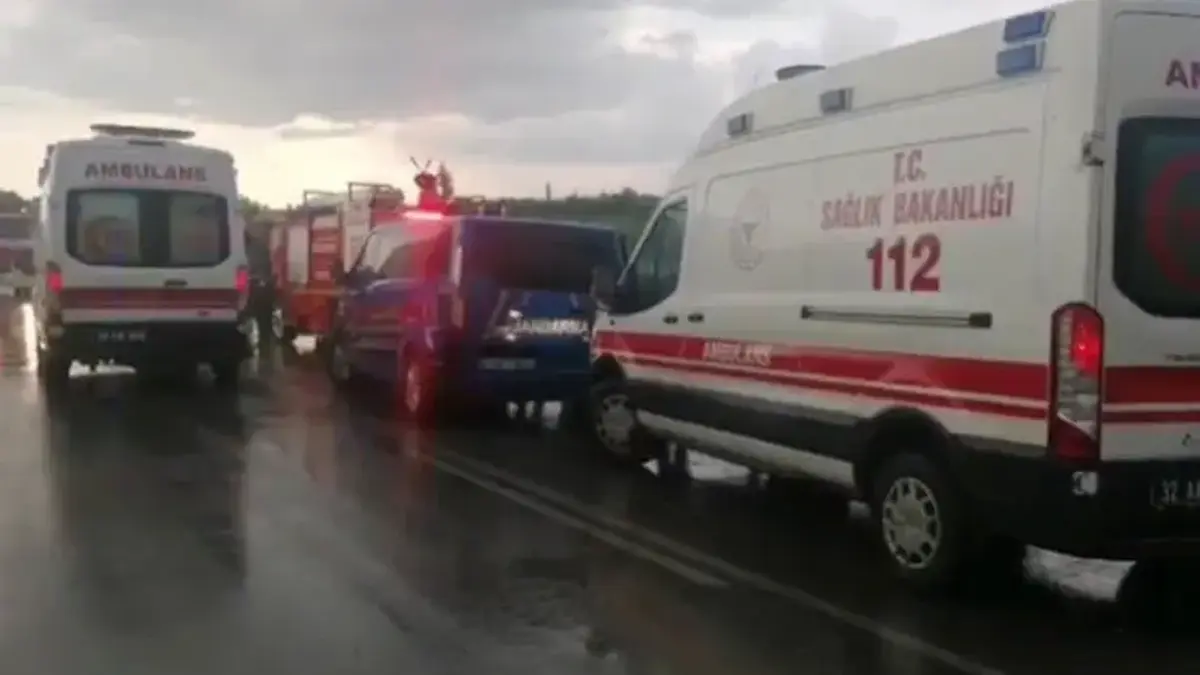 Isparta’da tur minibüsü şarampole yuvarlandı! 4 ölü, 15 yaralı