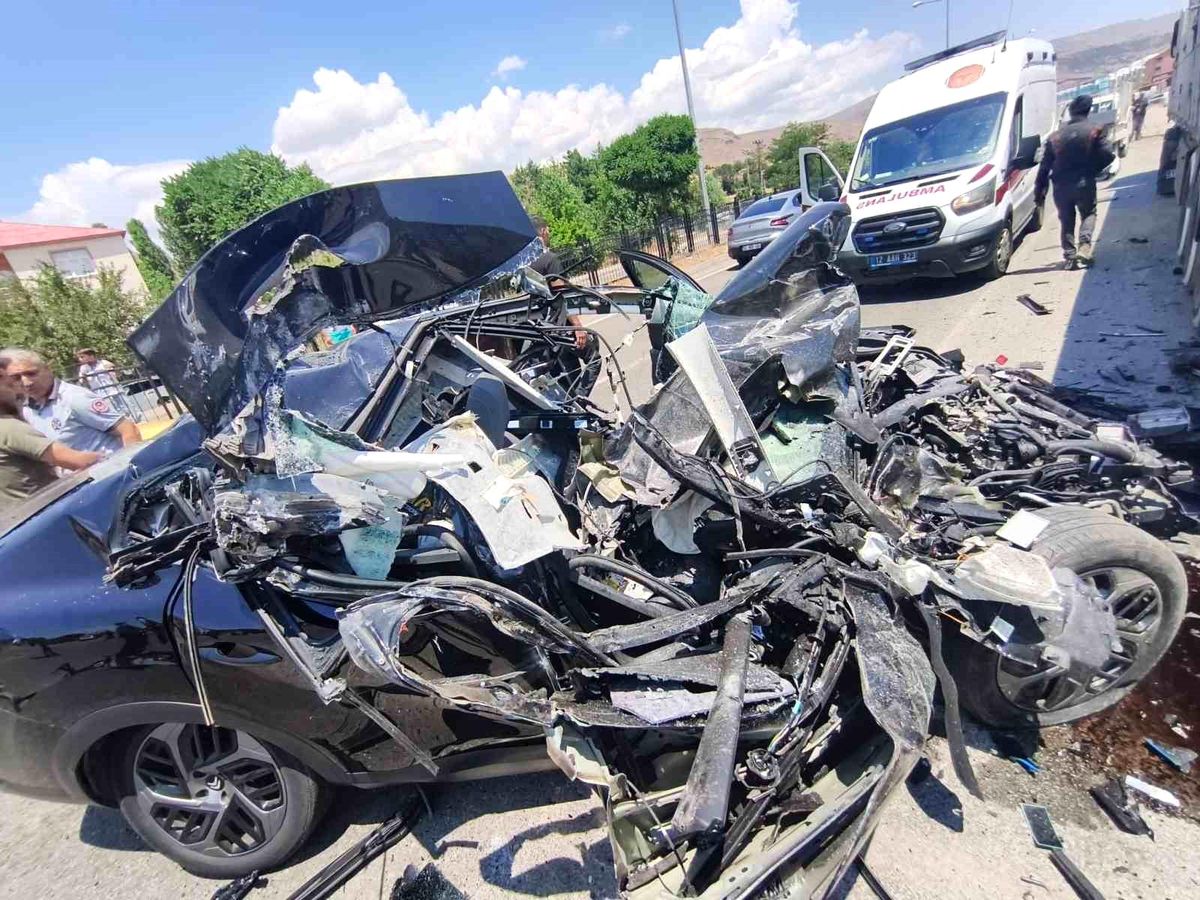 Bingöl'de tıra çarpan otomobil hurdaya döndü: 1 yaralı