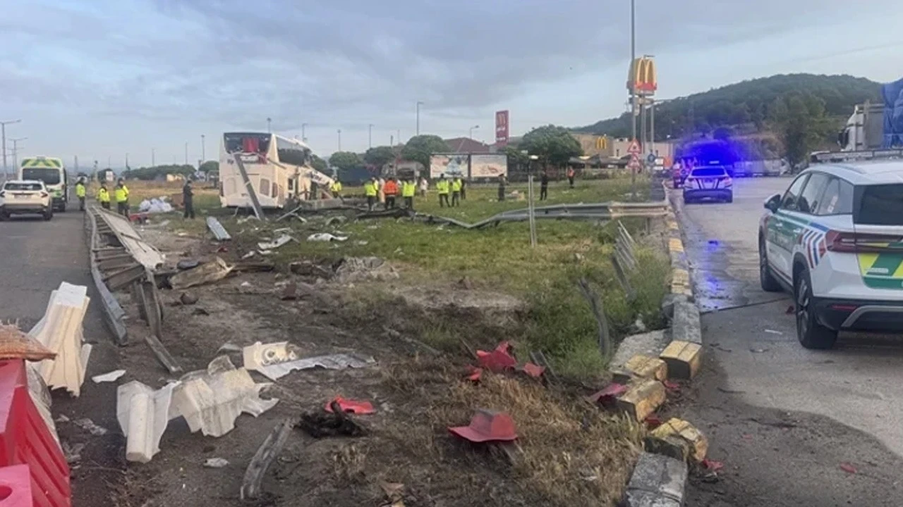 Yolcu otobüsü bariyerlere çarptı! 5’i ağır 15 yaralı
