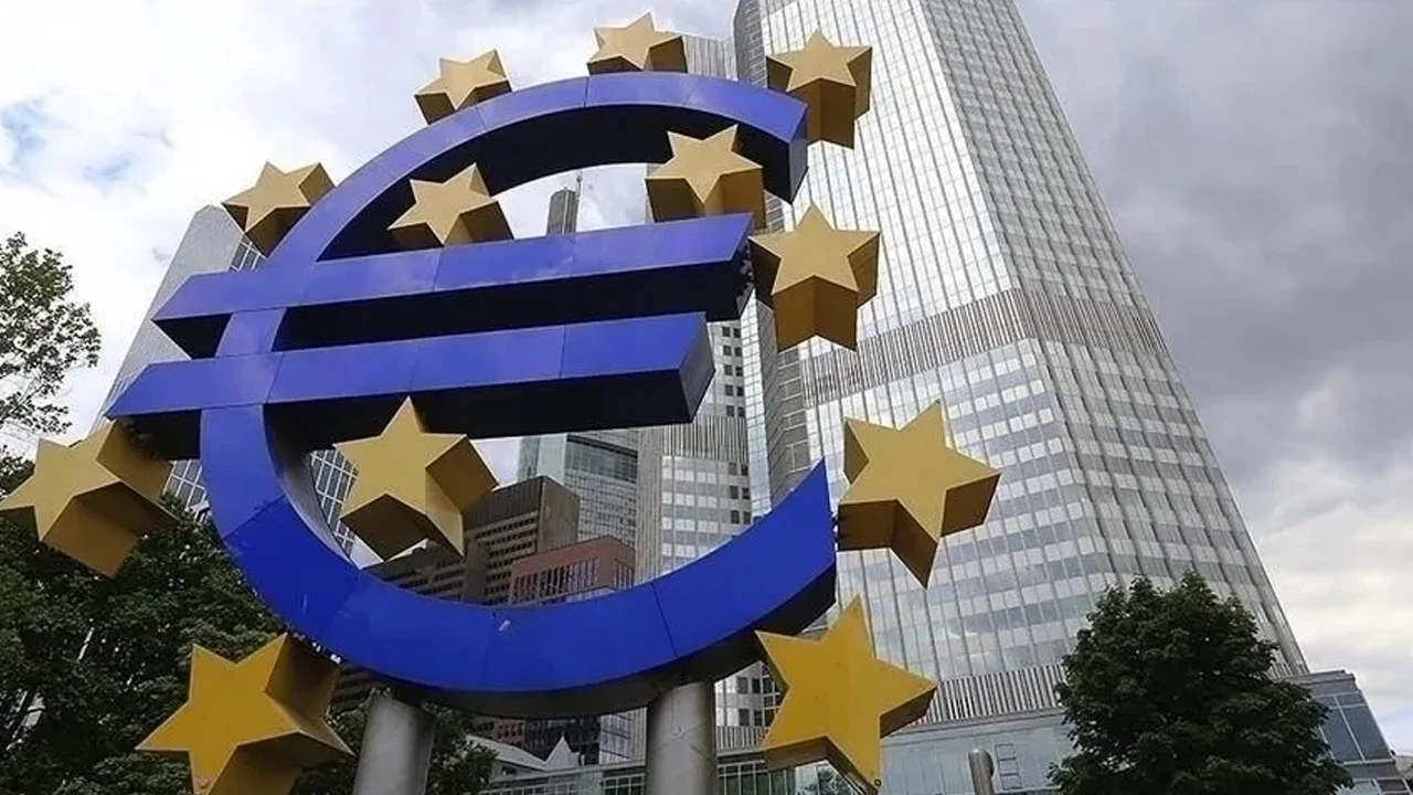 Avro Bölgesi'nde ekonomik aktivite 4 ay sonra ilk kez yükseldi