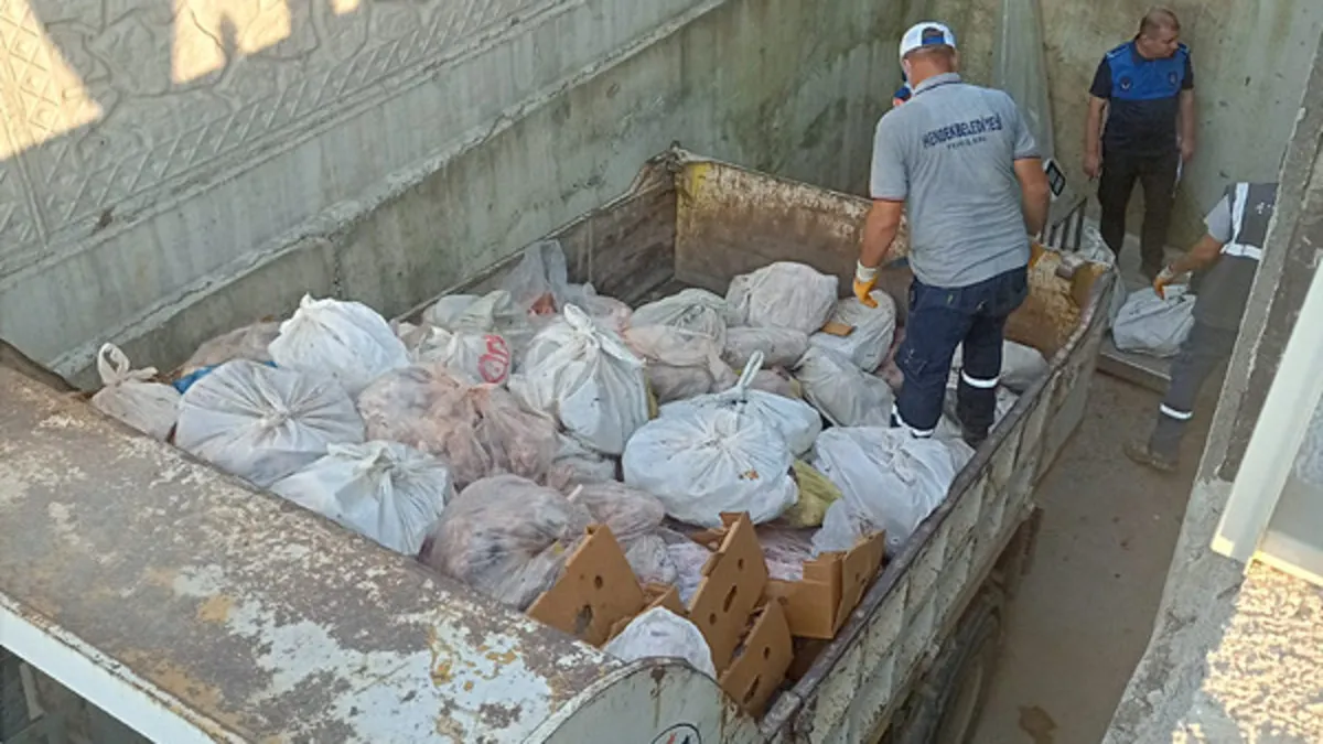 Sakarya'da ele geçirilen 5,5 ton etiketsiz et ürünü imha edildi