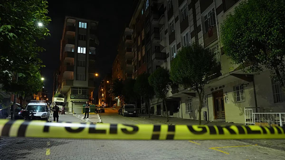 Bahçelievler'de 6 katlı apartmanda istinat duvarı yıkıldı! Bina sakinleri tahliye edildi