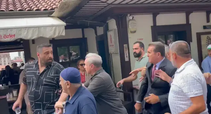 Özgür Özel'in cuma namazı çıkışında arbede! YENİ Parti'li vekilden vatandaşa tekme