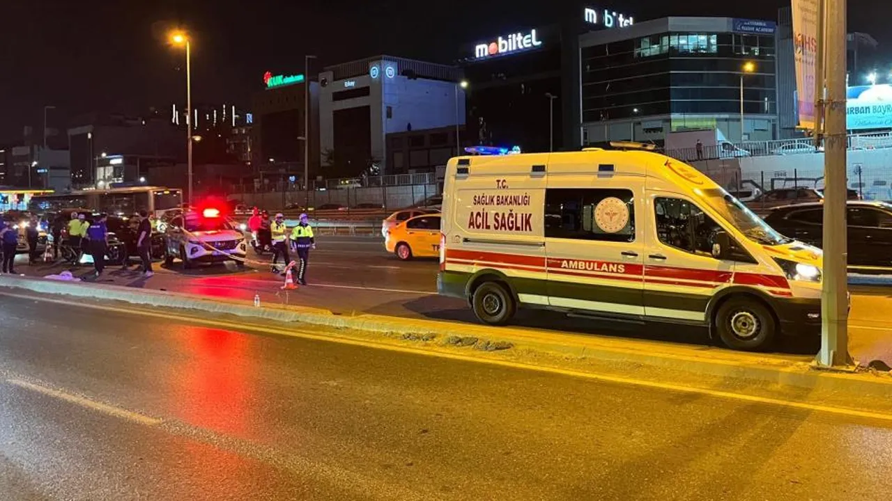 Bakırköy'de motosiklet elektrik direğine çarptı! 2 kişi öldü