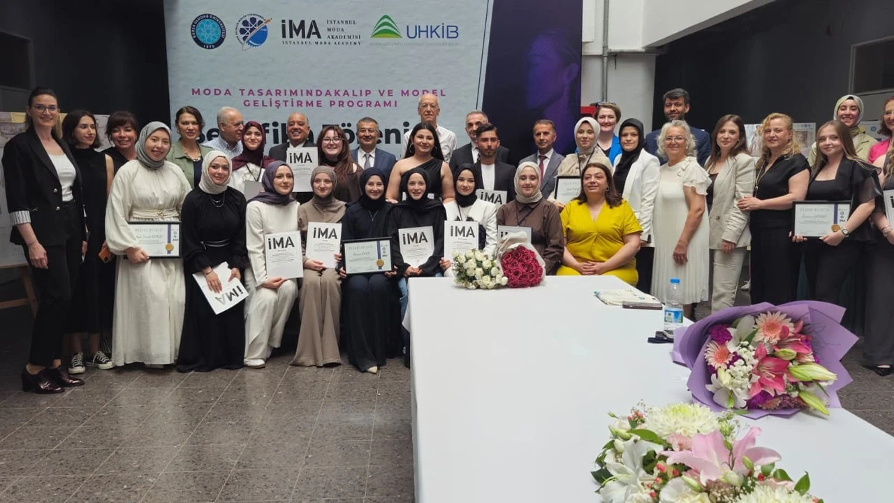 Uludağ üniversite'nde geleceğin moda tasarımcılarına sertifika heyecanı