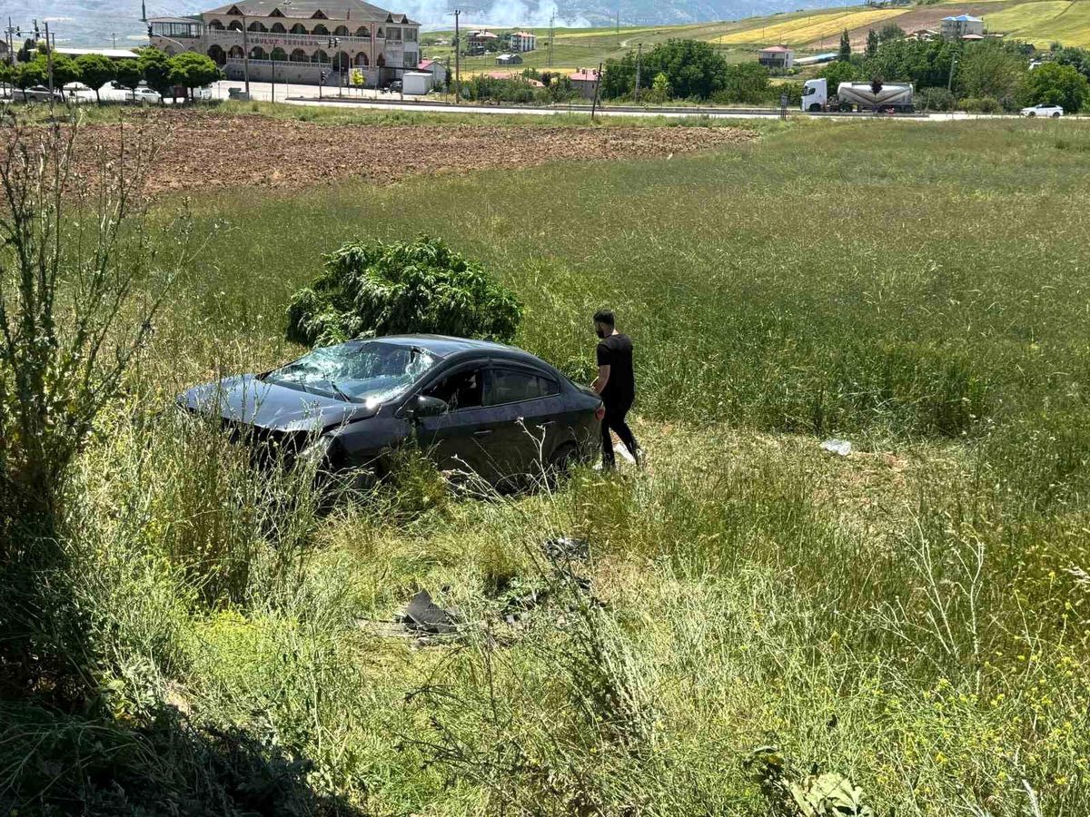 Elazığ'da otomobil tarlaya uçtu: 3 yaralı