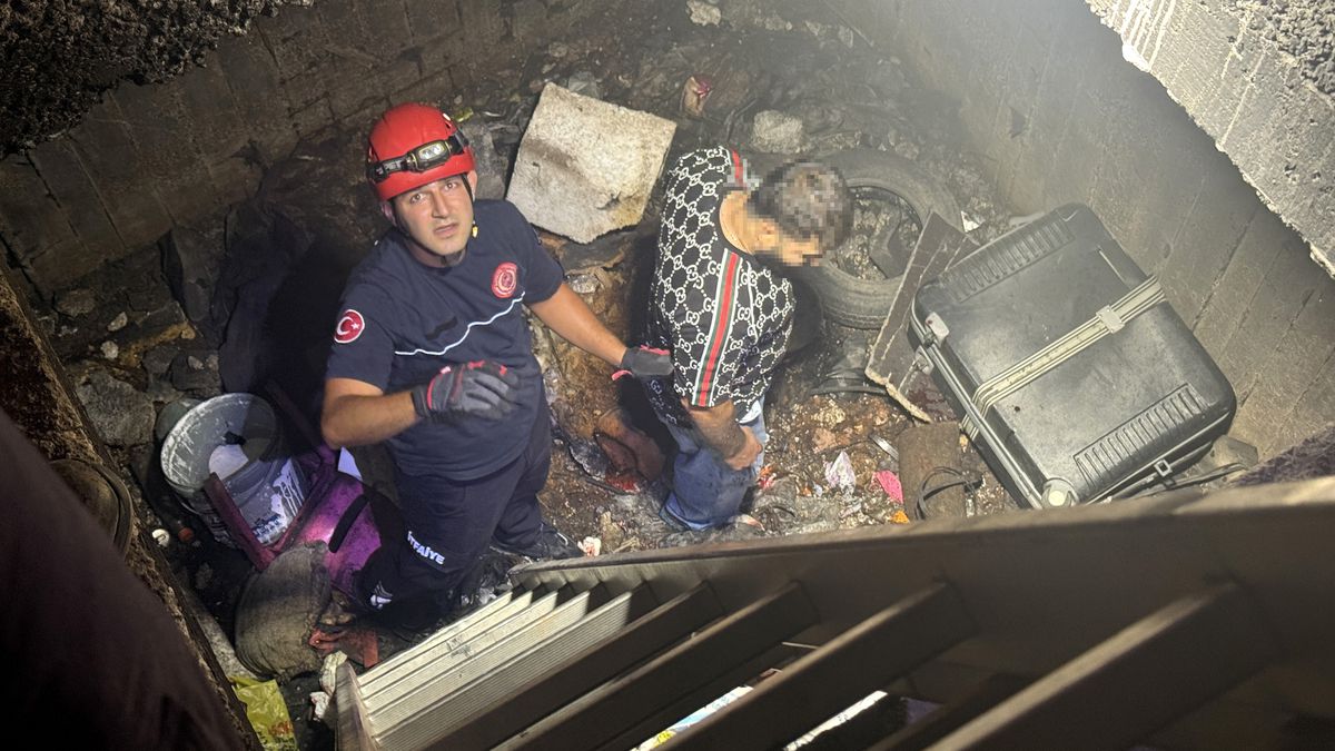 İnşaat halindeki binada çukura düştü, itfaiye kurtardı