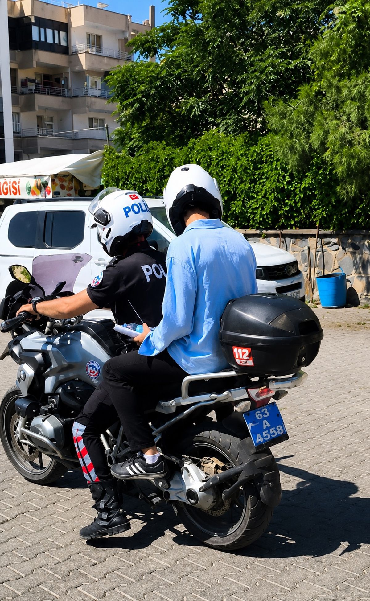 Şanlıurfa'da YKS'ye geç kalan öğrencileri polis yetiştirdi