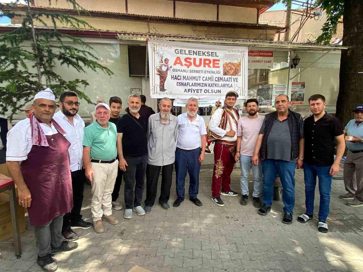 Cemaat ve esnaflar imece usulü ile hazırladığı 2 bin kap aşureyi dağıttı