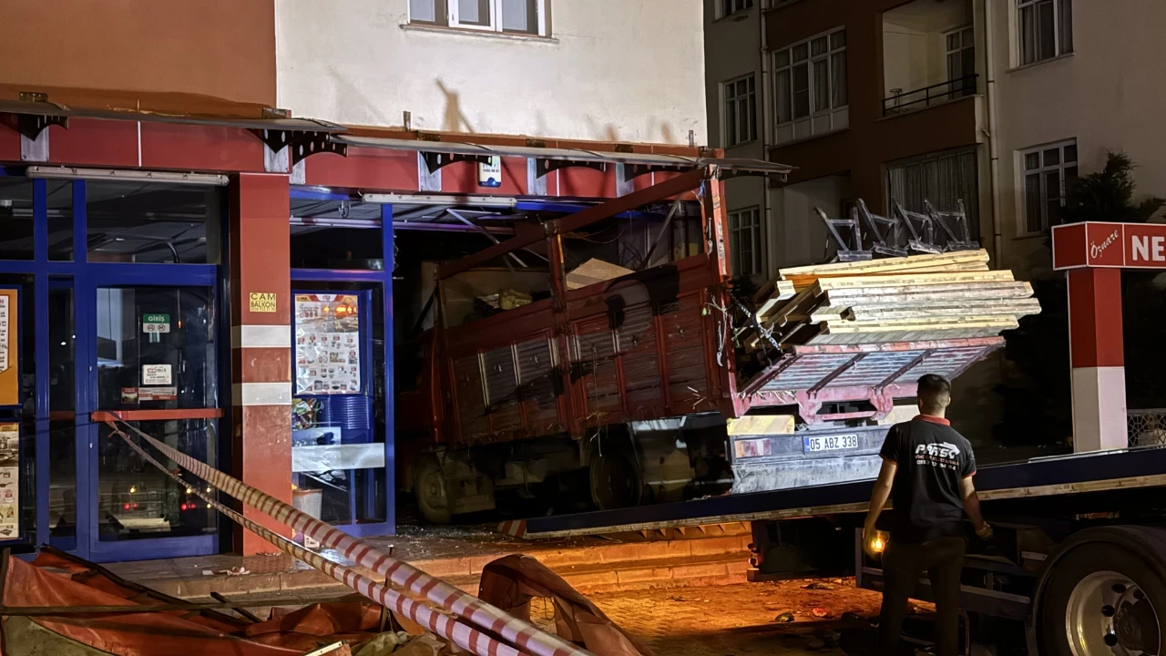 Karpuz kamyonu markete daldı