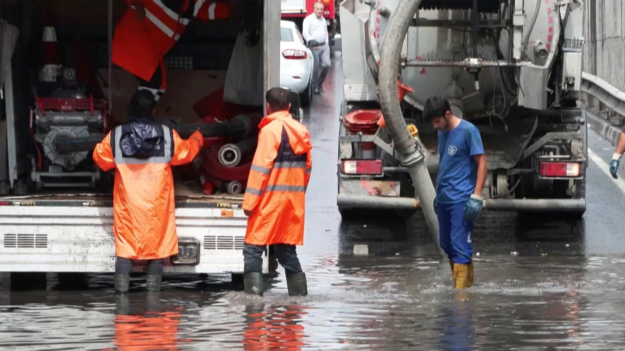 Alt geçit suyla doldu: İstanbul’da sürücüler yolda kaldı: O güzergaha dikkat