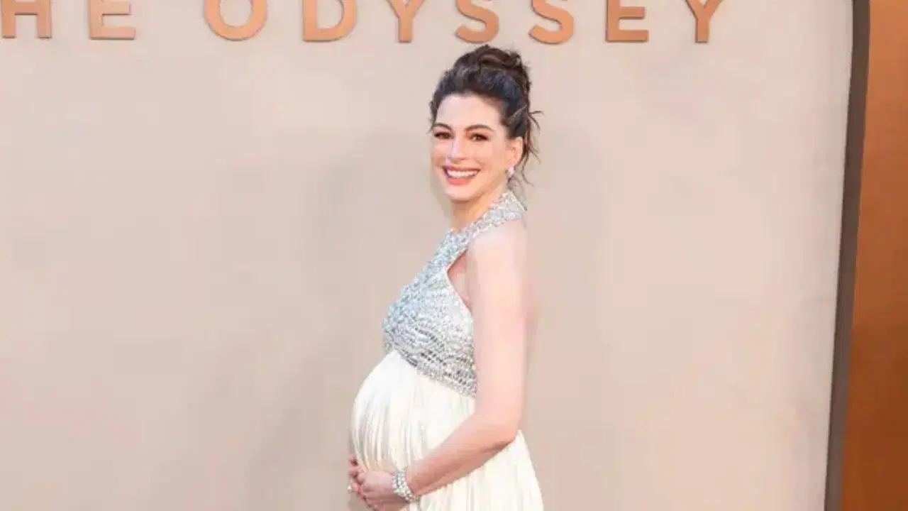 Anne Hathaway’den 43 yaşında sürpriz hamilelik itirafı: Hamile kız kardeşlerim her an güçlü ve zarif gözükmek zorunda değilsiniz