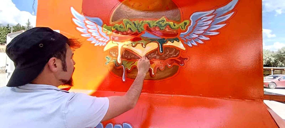 Tavşanlı'da yaşayan ressam karavanı sanat eserine dönüştürdü