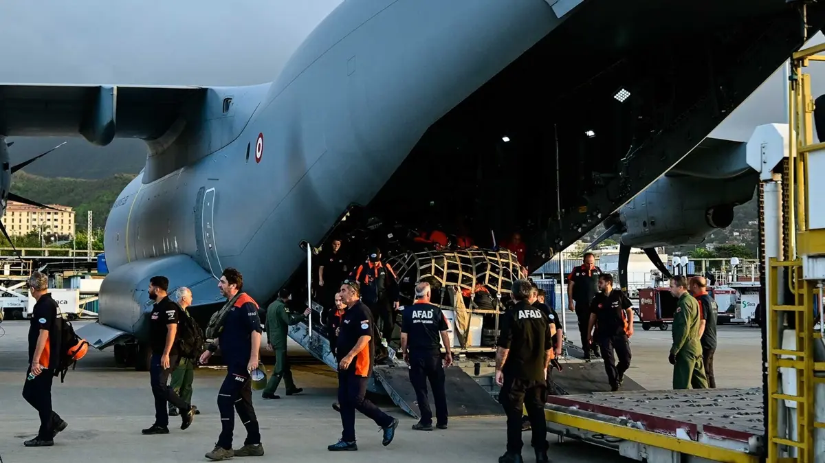 Mehmetçik deprem bölgesinde: Dostluğumuzu da beraberimizde getirdik