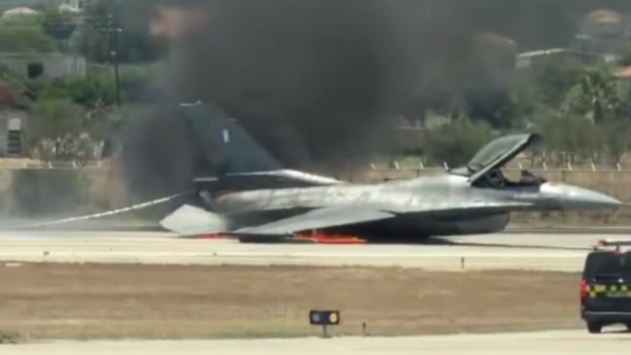 Yunan F-16'sı acil iniş yaptı: Alev aldı