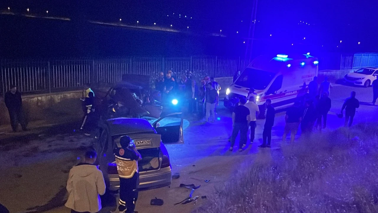 İki otomobil kafa kafaya çarpıştı: 6 yaralı
