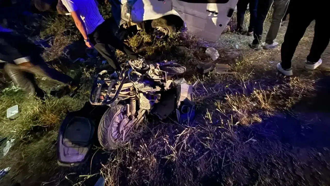 Minibüs ile motosiklet çarpıştı: Motosiklet sürücüsü öldü, 4 kişi yaralandı