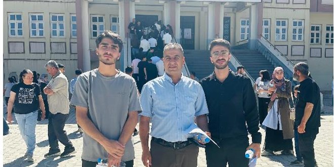 Baba ve iki oğlu aynı gün YKS'ye girdi