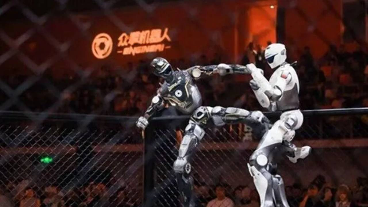 Tarihteki ilk insansı robot dövüşü gerçekleşti: Kafası koptu, maça devam etti