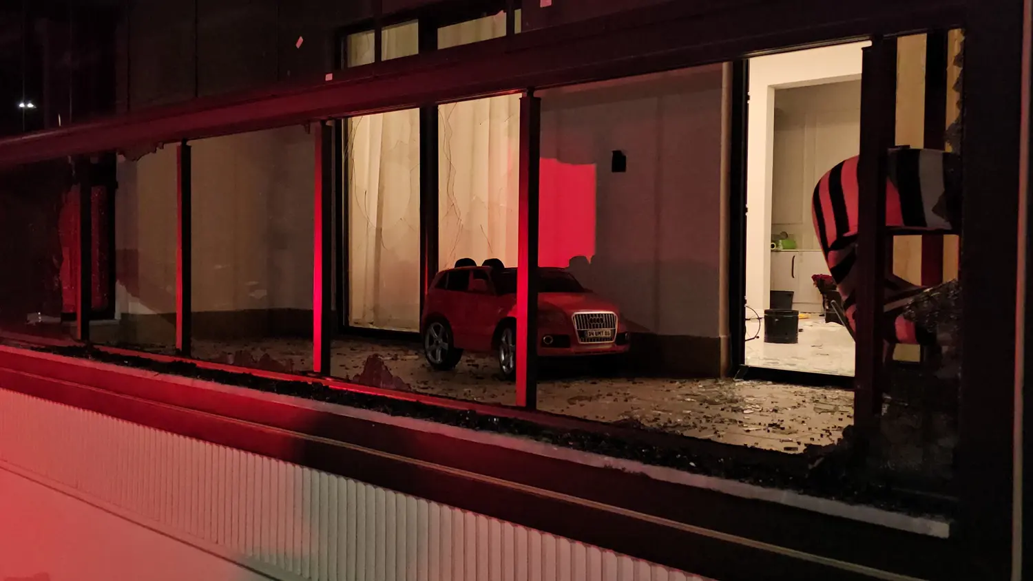 Balkon camlarını kırarak içeri girdiler! Hırsızlık anbean görüntülendi