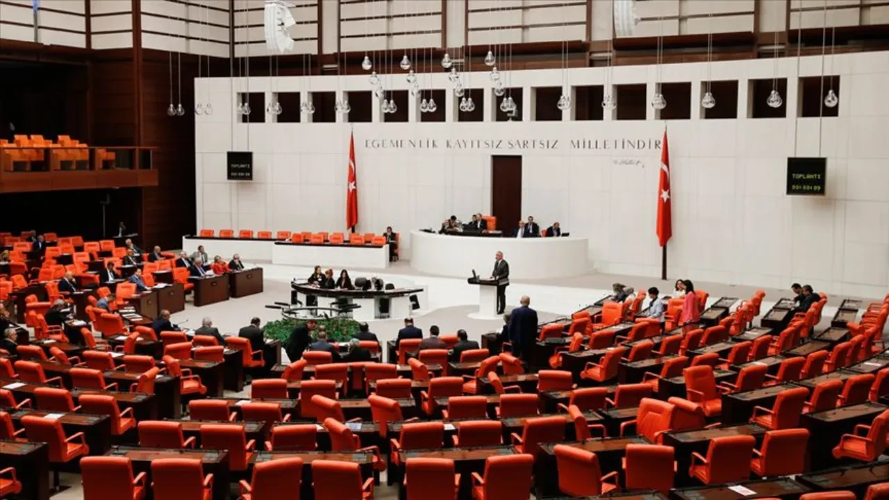 Meclis'te yeni teklif mesaisi: Polislerden taksi plakalarına kadar düzenlemeler