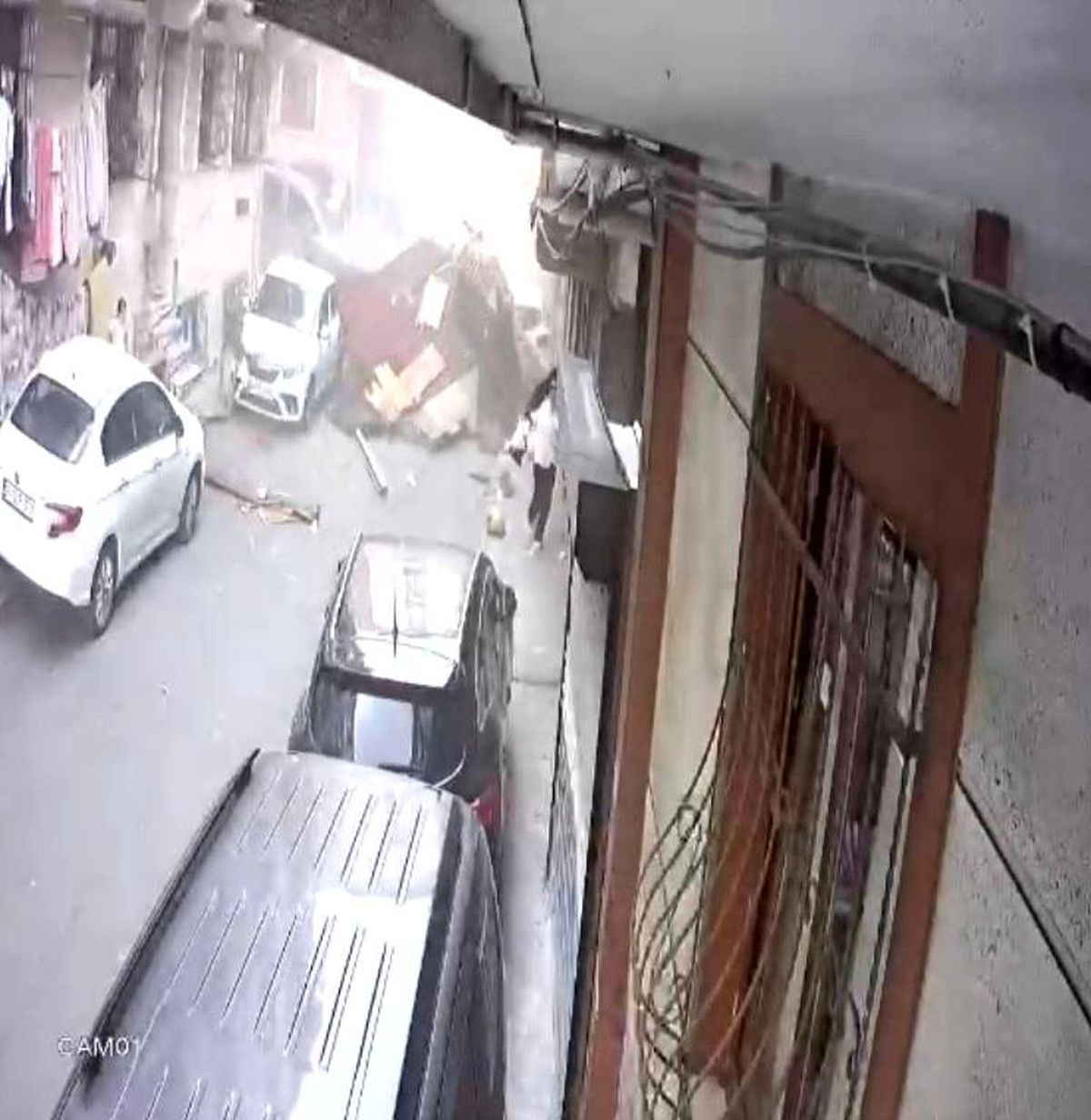 Esenler'de fırtınada çatı sokağa uçtu: Çocuklar çatının altında kalmaktan son anda kurtuldu