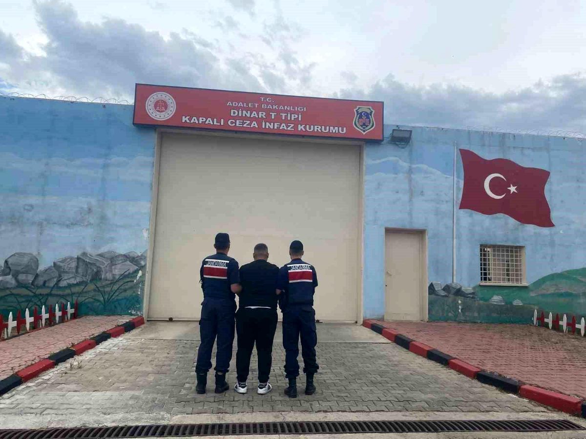 Jandarma çeşitli suçlardan aranan 48 kişiyi yakaladı