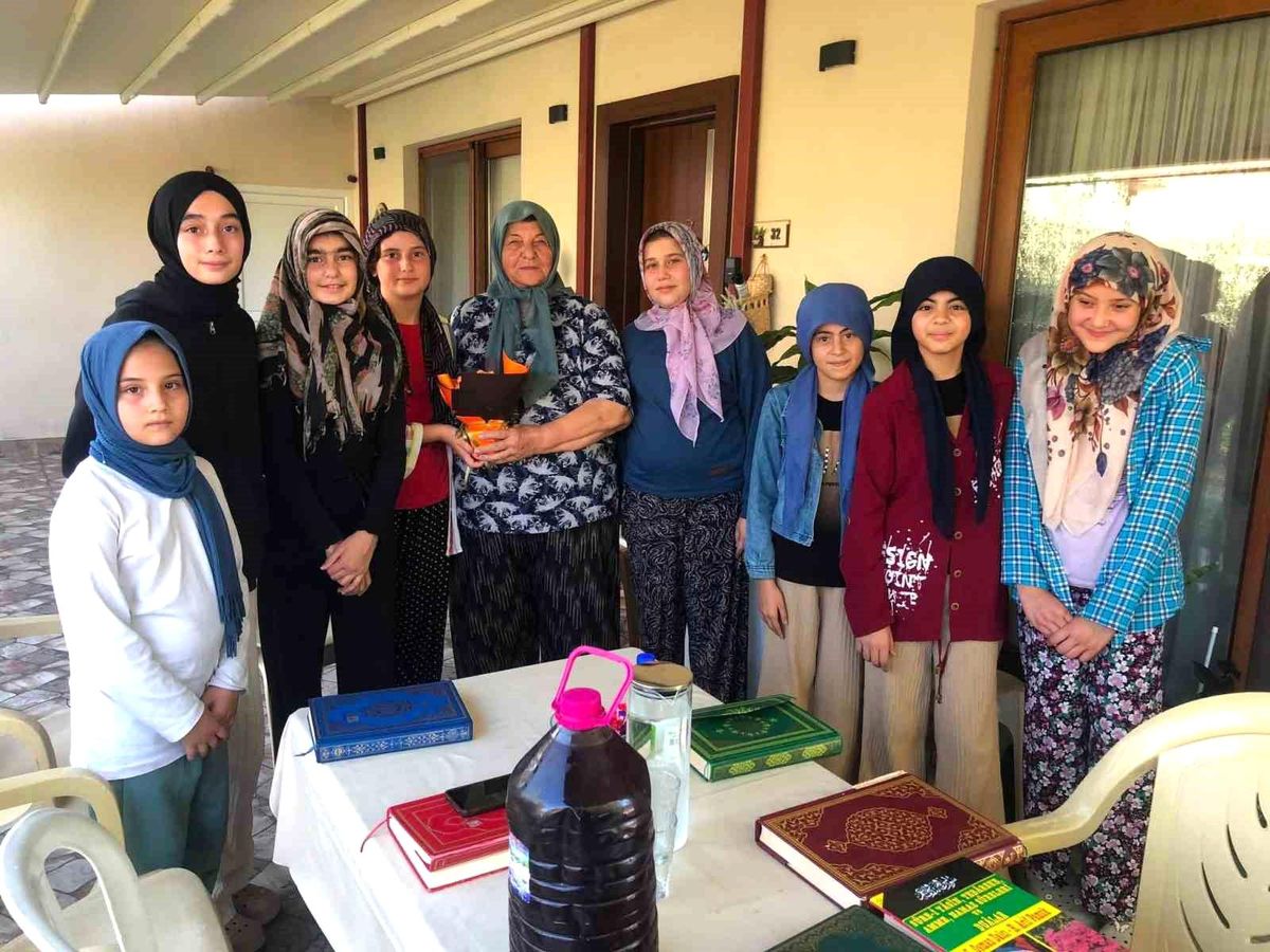 Kıbrıs Gazisi'nin Eşine Kur'an Kursu Öğrencilerinden Anlamlı Ziyaret