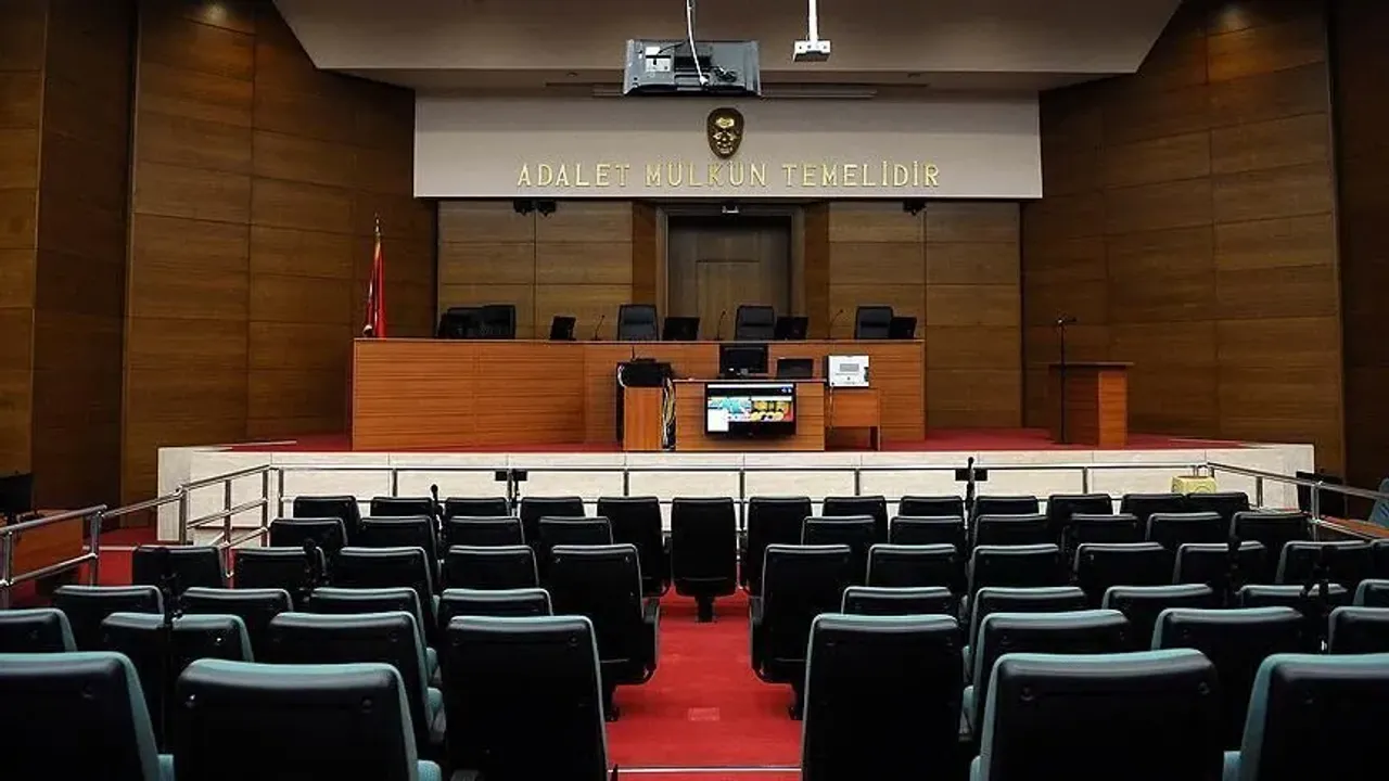 İzmir'de rüşvet almak suçundan yargılanan icra müdür yardımcısı ve katibe 2'şer yıl 6 ay hapis cezası verildi