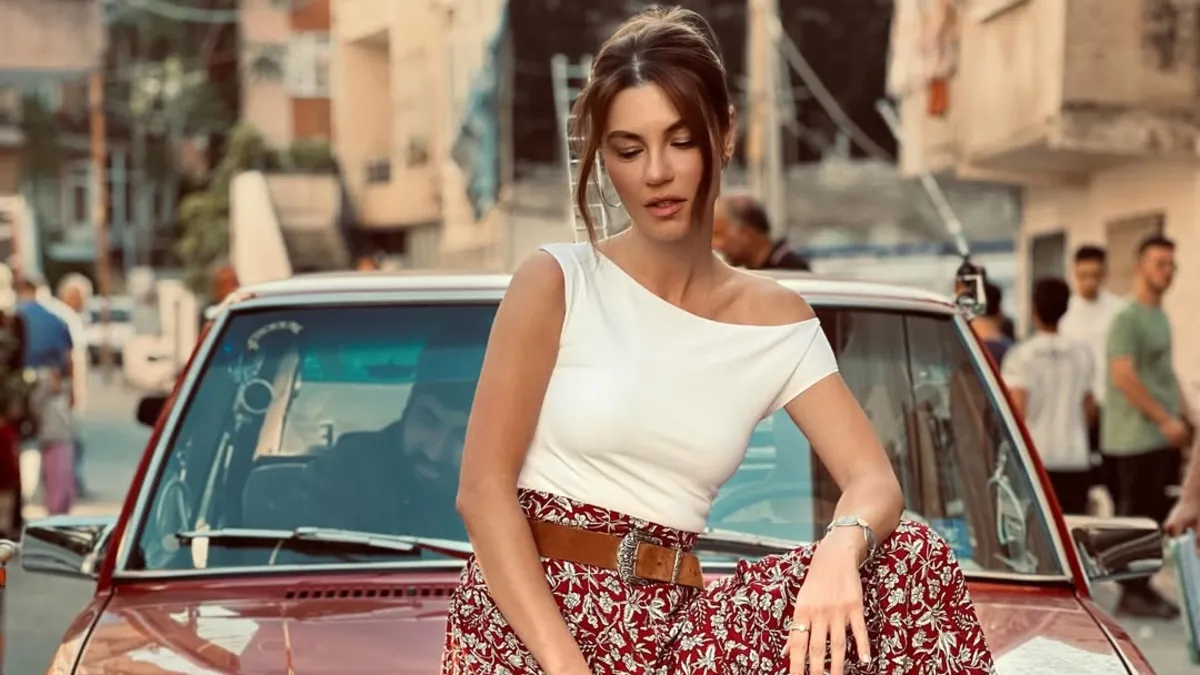 Altı Üstü İstanbul’un başarılı ismi Yüsra Geyik’ten ezber bozan set açıklaması! Koşa koşa gidiyoruz