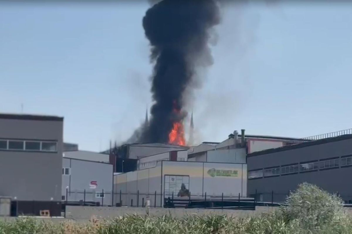 Ankara'da kimyasal ürün fabrikasında yangın: Alevler yan fabrikaya sıçradı