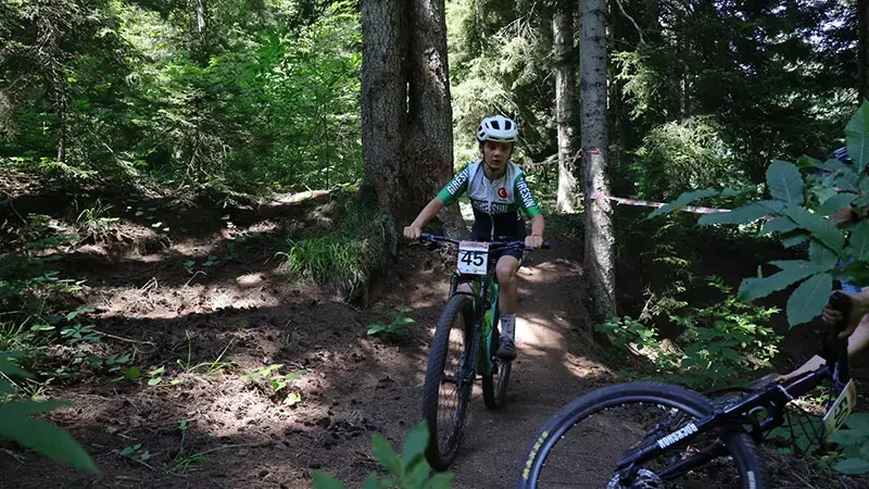 Artvin'de dağ bisikleti heyecanı: 41 sporcu zorlu parkurda pedal çevirdi