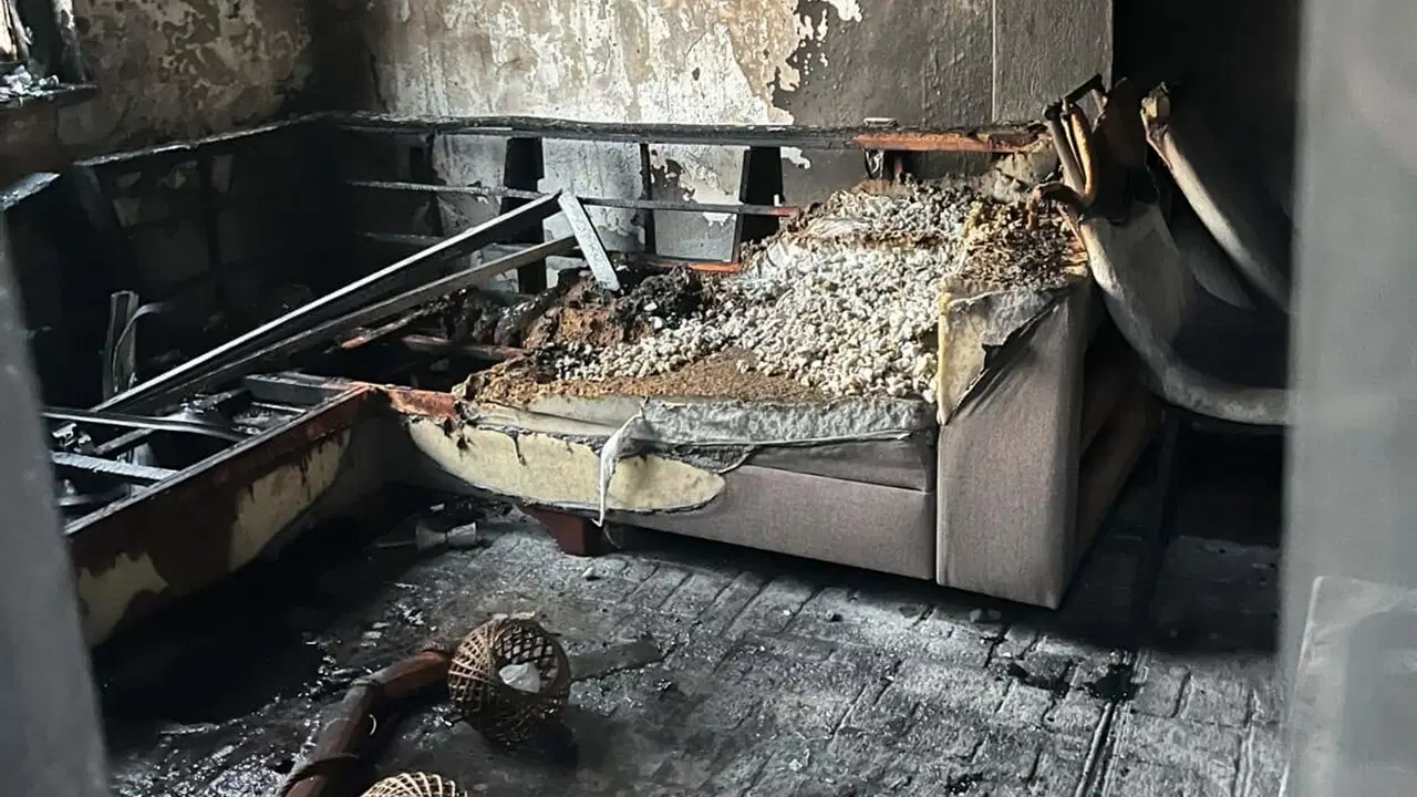 Erkek dehşeti! Evi ateşe verdi: Anne ve 2 kızı banyoya sığınarak kurtuldu