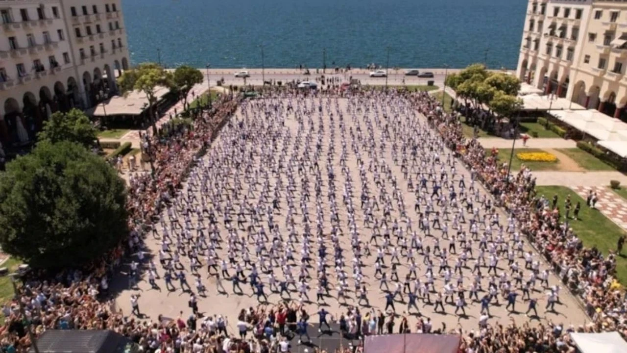 Her şeyiniz taklit be komşu! Yunanistan Zeybek kopyası dans ile rekorlar kitabına girdi. Tıkla-izle!