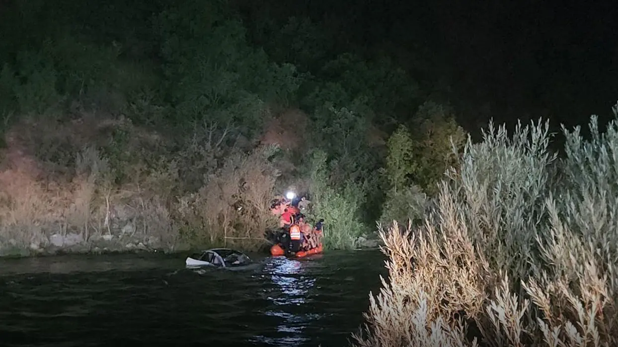 Tunceli'de korkutan kaza: Nehre uçan araçta 2 kişi yaralandı