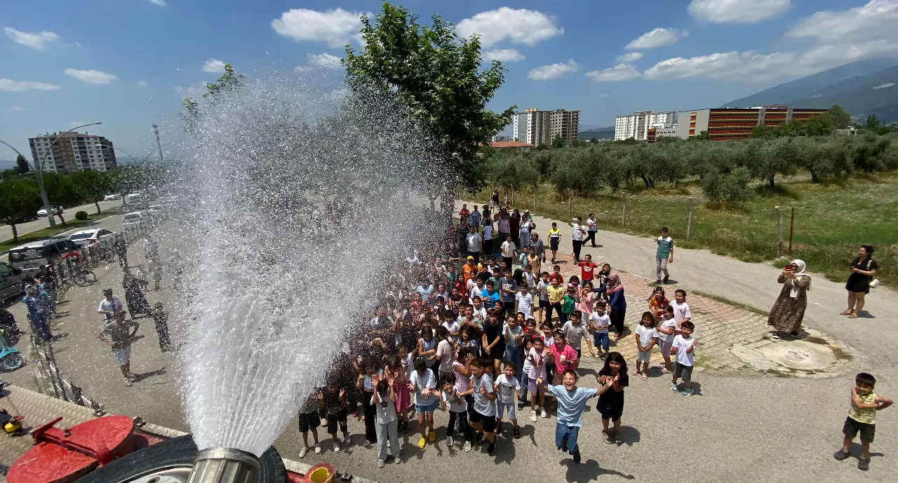 Osmaniye'de karne şenliğinde çocuklara itfaiyeden serinleten sürpriz