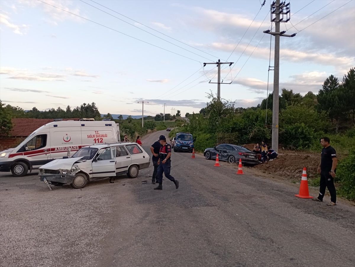 Bilecik'te iki otomobilin çarpıştığı kazada 10 kişi yaralandı