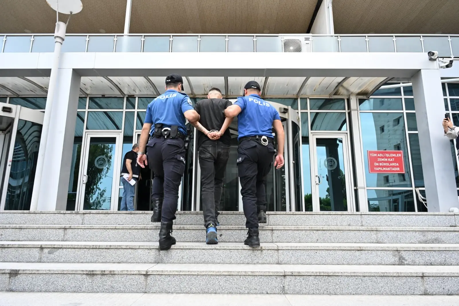 Kırmızı bültenle aranıyordu! Havalimanında enselendi