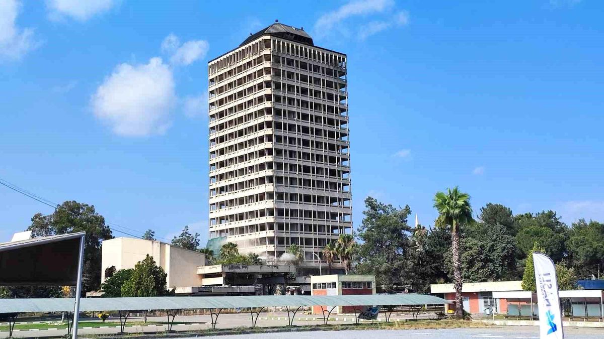 Adana'da depremde hasar gören 16 katlı Çukobirlik binası dinamitle yıkıldı
