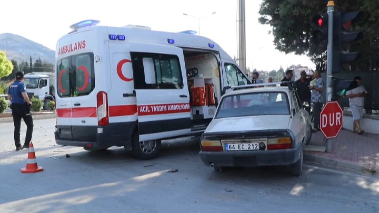 Burdur'da zincirleme kaza: Askeri ambulans ve 2 otomobil çarpıştı